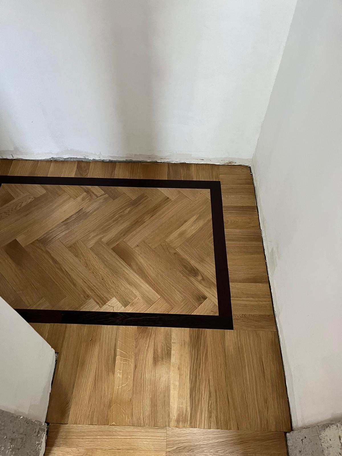 Realizzo bagno e corridoio con massello rovere bindello wenge, posa in opera a spina di pesce fascia e bindello, levigato e verniciato con vernice all’acqua